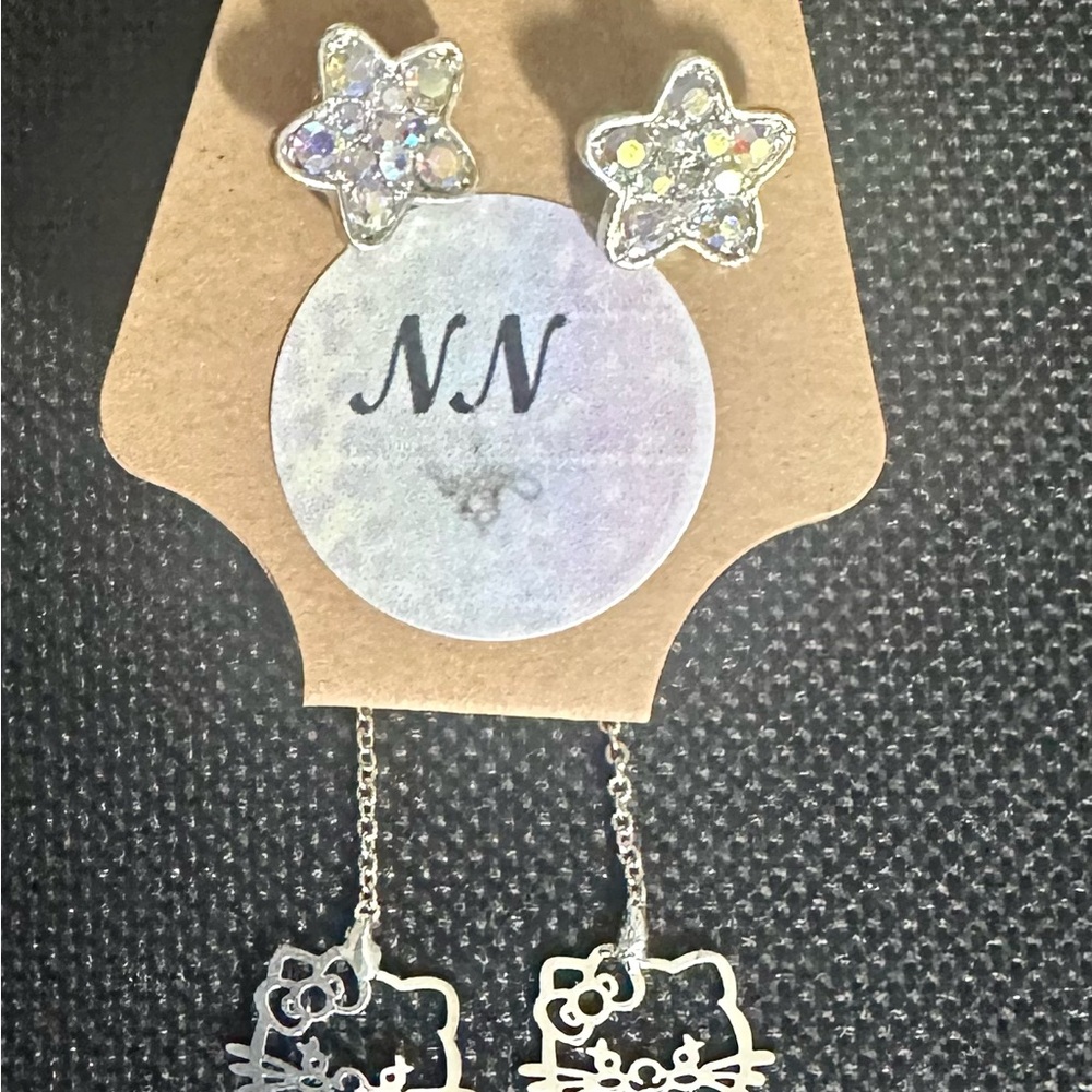 Hello Kitty Star Dangle Earrings. Video L👀K!